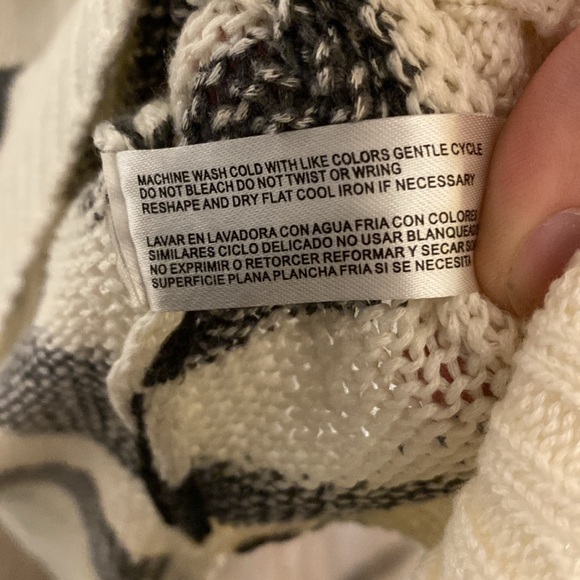 By Design Long Sleeve Zebra Print Tunic Sweater V Neck - Picture 11 of 11